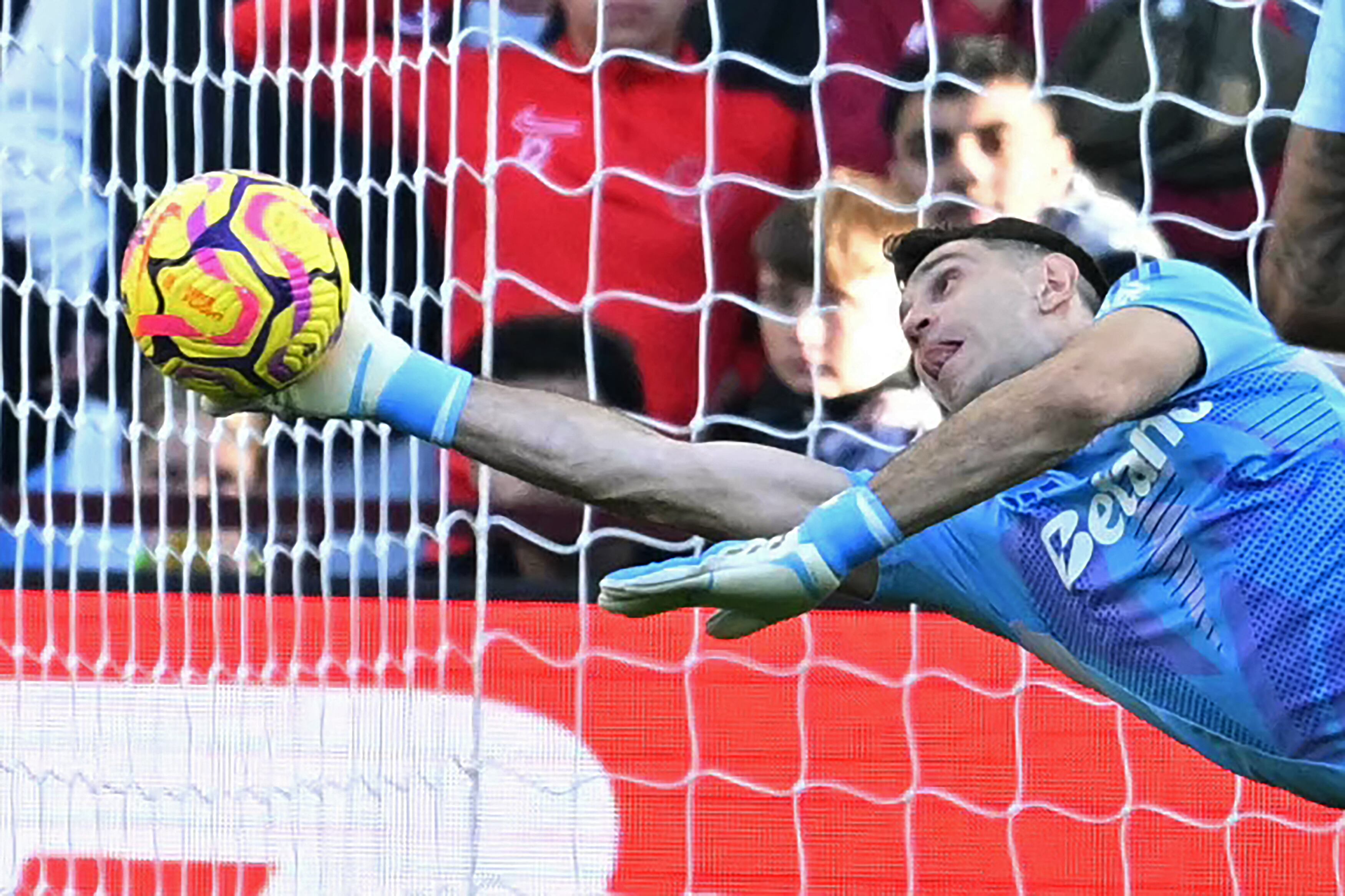 El portero argentino del Aston Villa, Emiliano Martínez, hace una parada durante el partido de fútbol de la Premier League inglesa entre Aston Villa y Bournemouth en Villa Park en Birmingham. El arquero tuvo dos grandes atajadas.