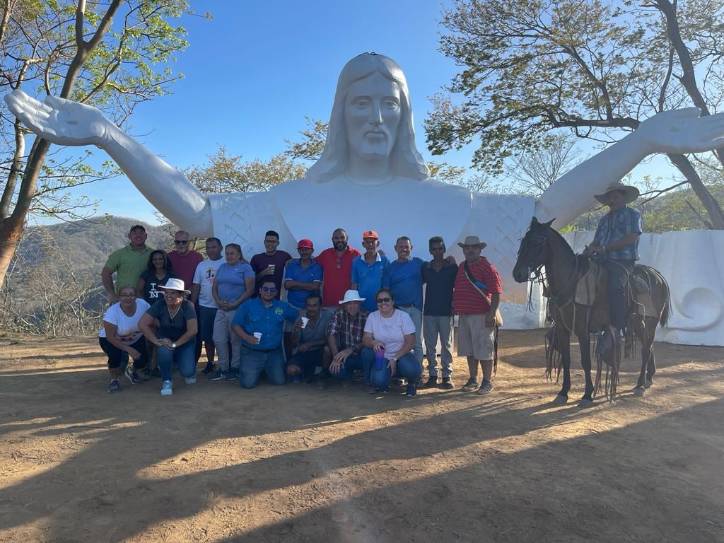 El Cristo Redentor de la Gran Nicoya por fin es una realidad que se puede ver y tocar porque esta a pocas horas de que se terminen de acomodar una sobre otra las 4 piezas que conforman la escultura de 15 metros de alto sobre el cerro La Cruz en Nicoya, Guanacaste