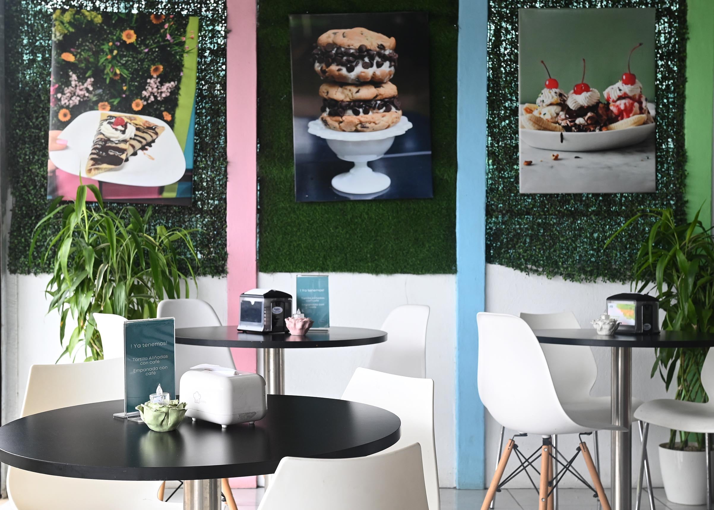 21 de julio del 2025. Visita a la Heladería Mimos ubicada en San Lorenzo de Heredia. Nota de la Teja sobre lugares para visitar.  Mimos ofrece variedad de helados, ensaladas de frutas, crepas, además de café y repostería. En la foto: Entrevista a la dueña de la heladería y fotos generales de las instalaciones y tipos de helados.