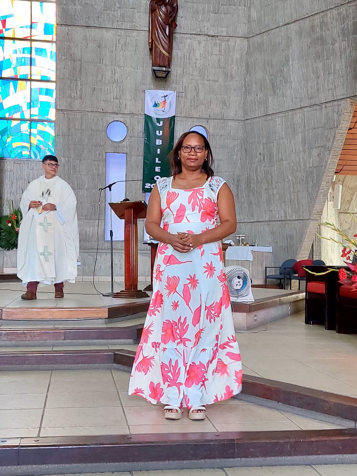 La exposición del santísimo inspiró a la pastoral de la parroquia de Limón a hacer vestiditos para la Negrita. En la foto doña Sandy López Gardner.