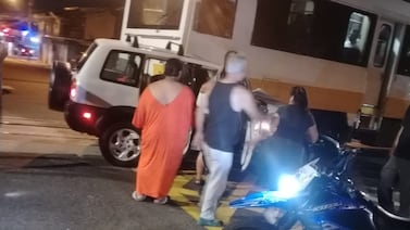 Mujer quedó en condición crítica tras choque entre carro y tren en Heredia centro