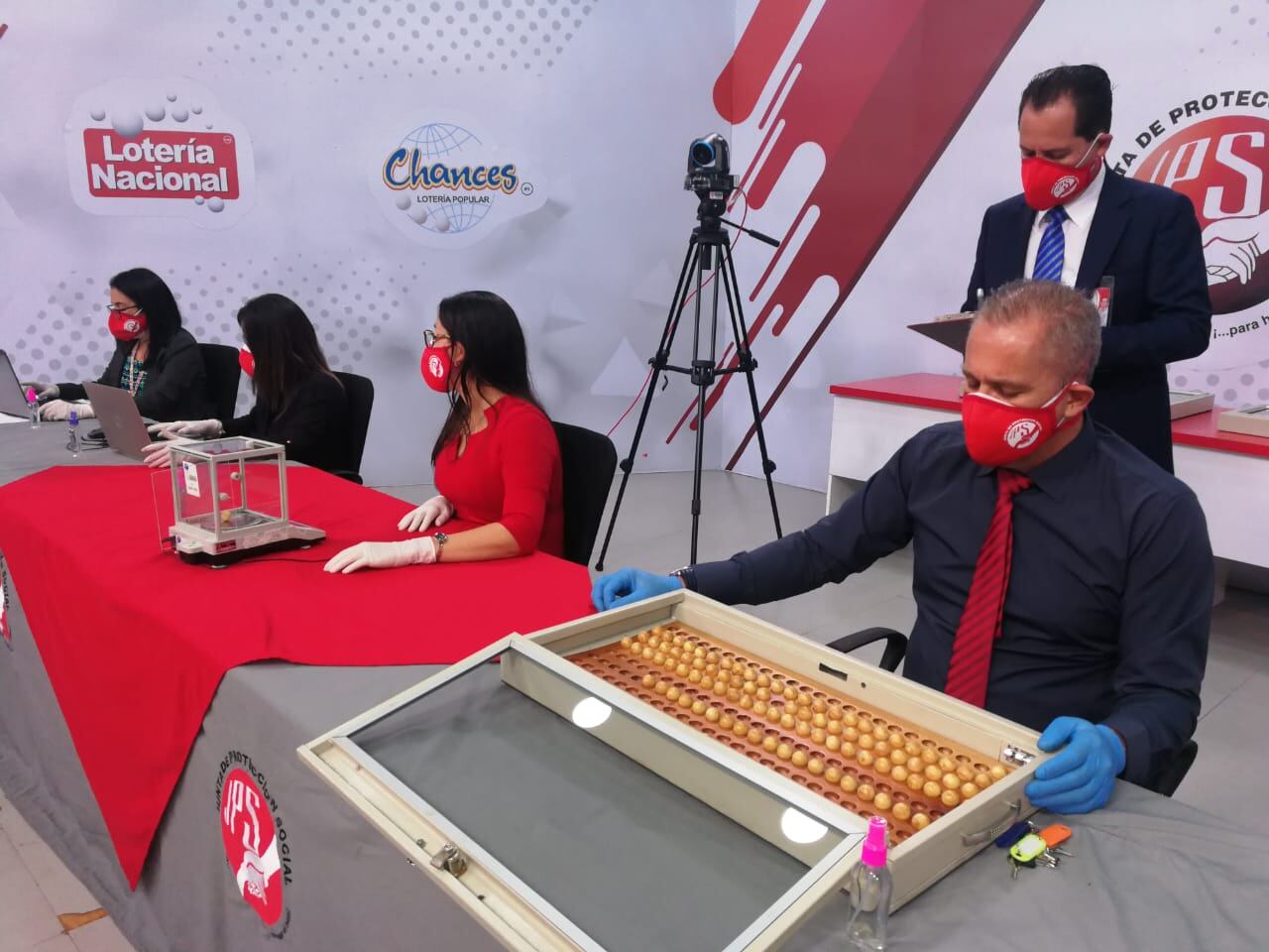 La Junta de Protección Social (JPS) cumplió a la perfección con el proceso de medir y pesar las bolitas que se usarán en el sorteo del Gordito que se jugará el próximo domingo 4 de julio.