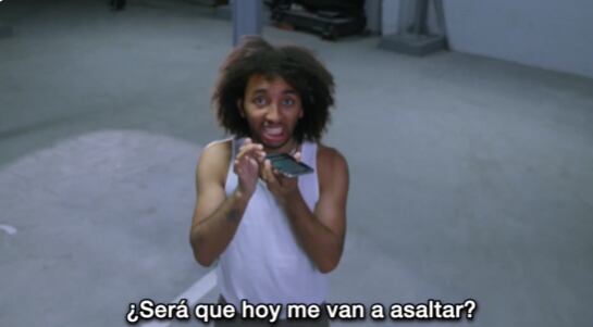 Persona en escena del segmento "El Chinaoke" representando de manera satírica la inseguridad ciudadana, con el texto "¿Será que hoy me van a asaltar?" visible en la parte inferior de la imagen.