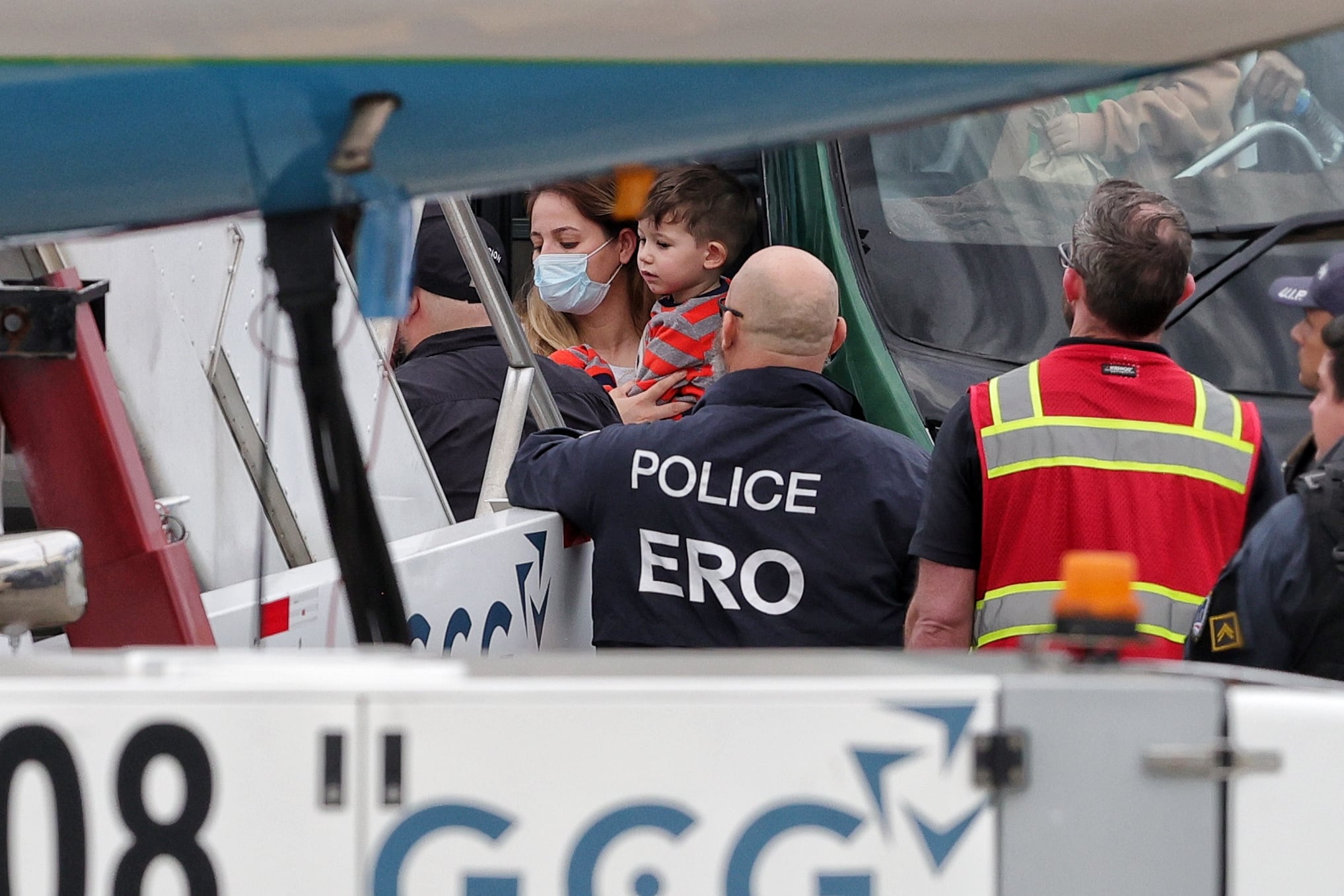 Llegada de migrantes a Base 2 los cuales abordaron inmediatamente los buses que los trasladarían a CATEM / Foto John Durán