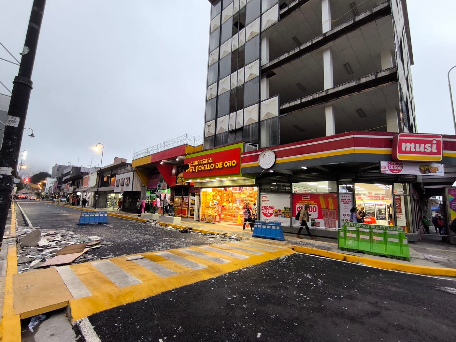 Varios pedazos de vidrio cayeron sobre la calle el lunes 15 de setiembre después de los fuertes vientos golpearan contra un edificio en San José.