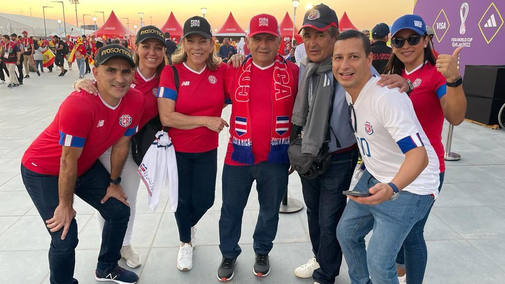 Jorge Luis Pinto compartió con aficionados ticos en Qatar. Twitter.