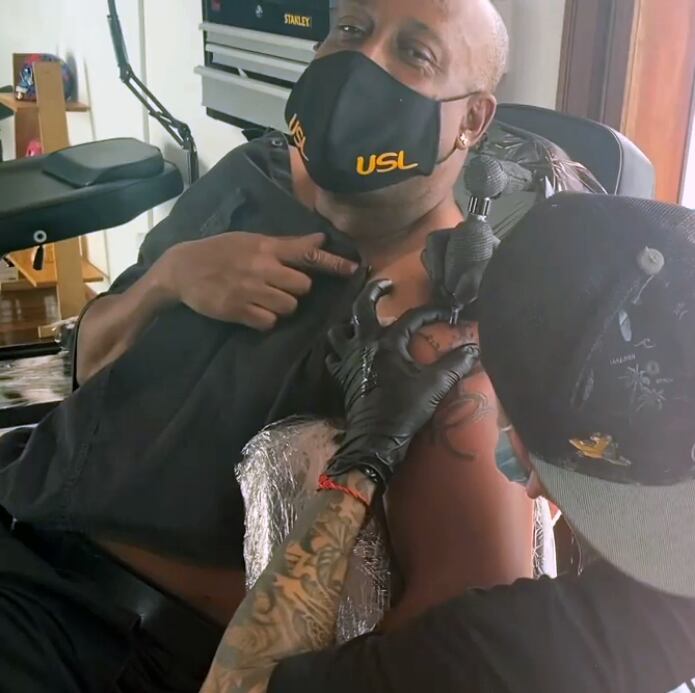 Medford se tatuó las iniciales de sus hijas. Captura de video.