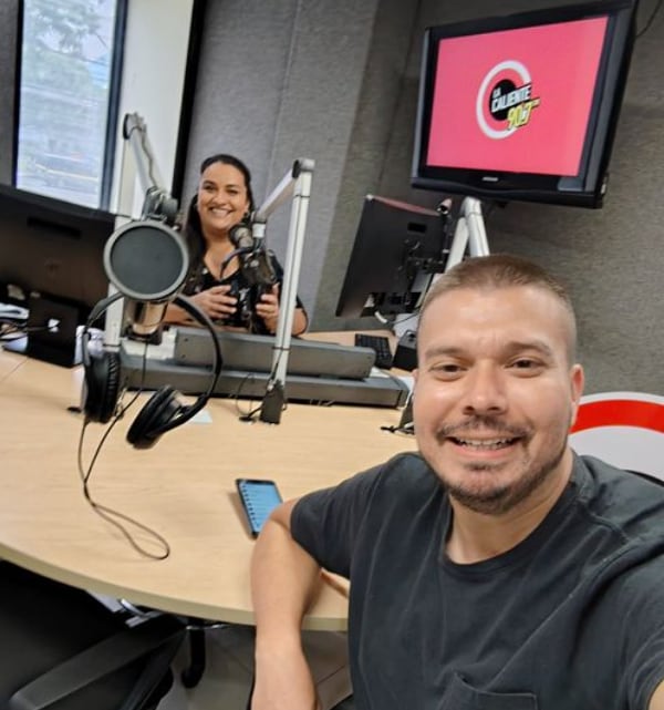 Bryan Chacón, "El guapileño", locutor de La Caliente