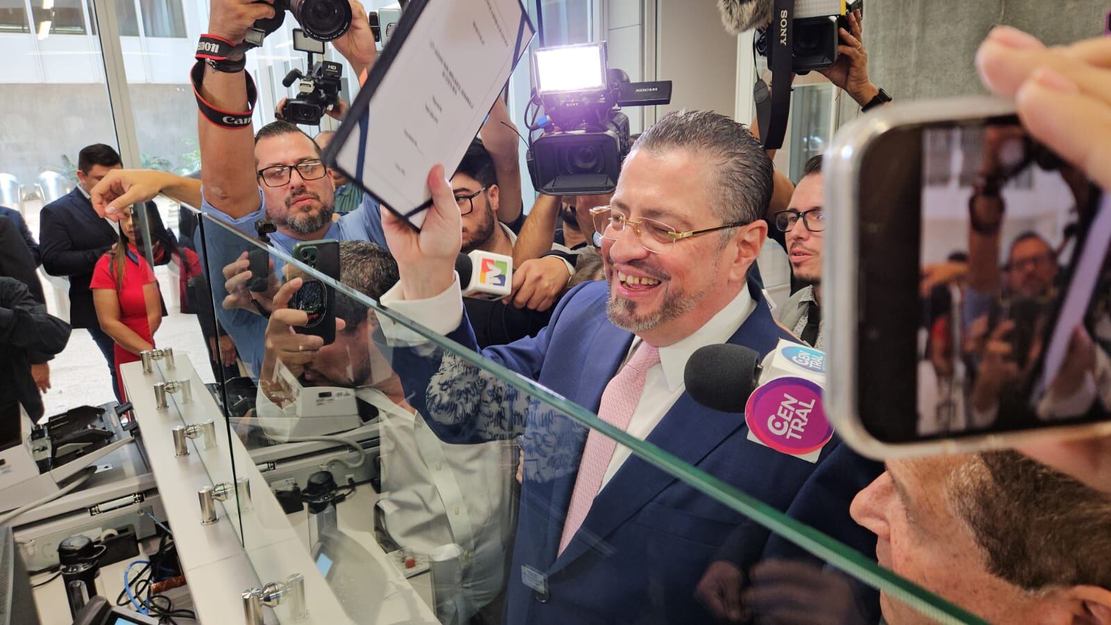 Rodrigo Chaves llegó a la Asamblea Legislativa para presentar un proyecto de ley sobre el referéndum