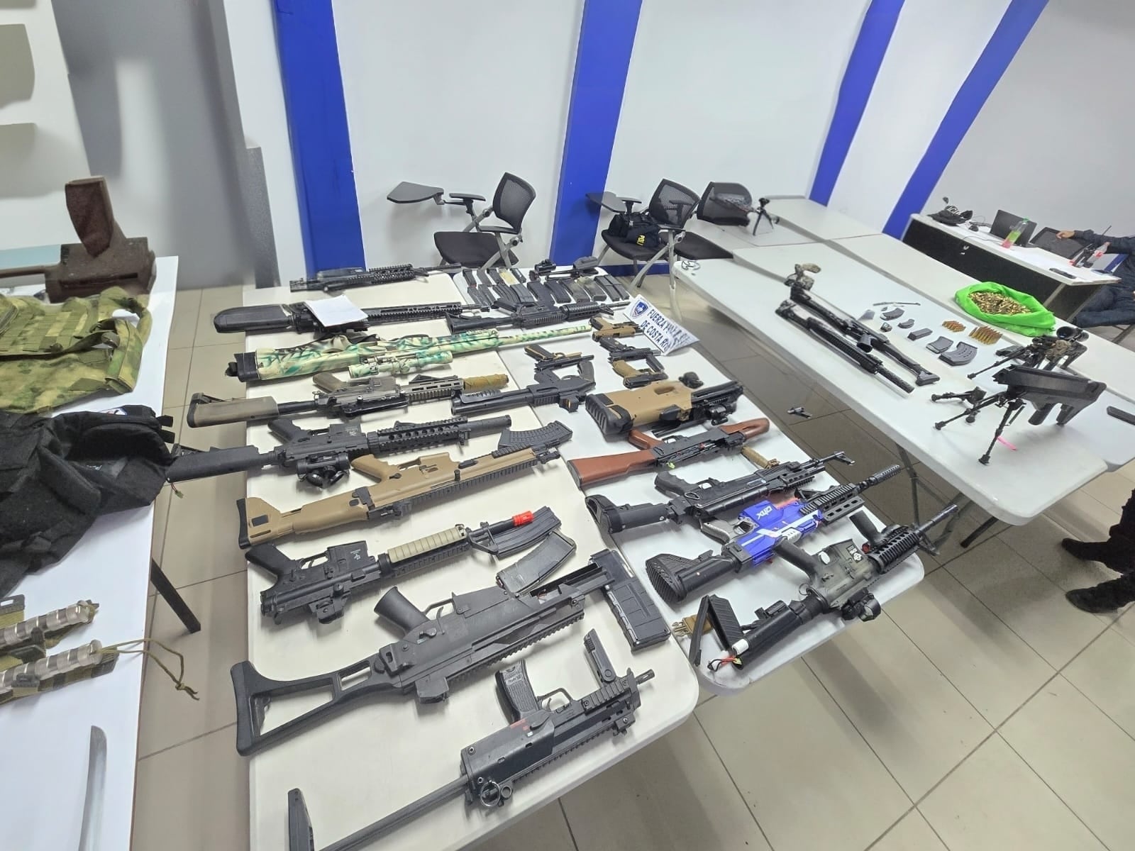 Las armas fueron encontradas dentro de una supuesta cuartería en Cartago. Foto MSP.