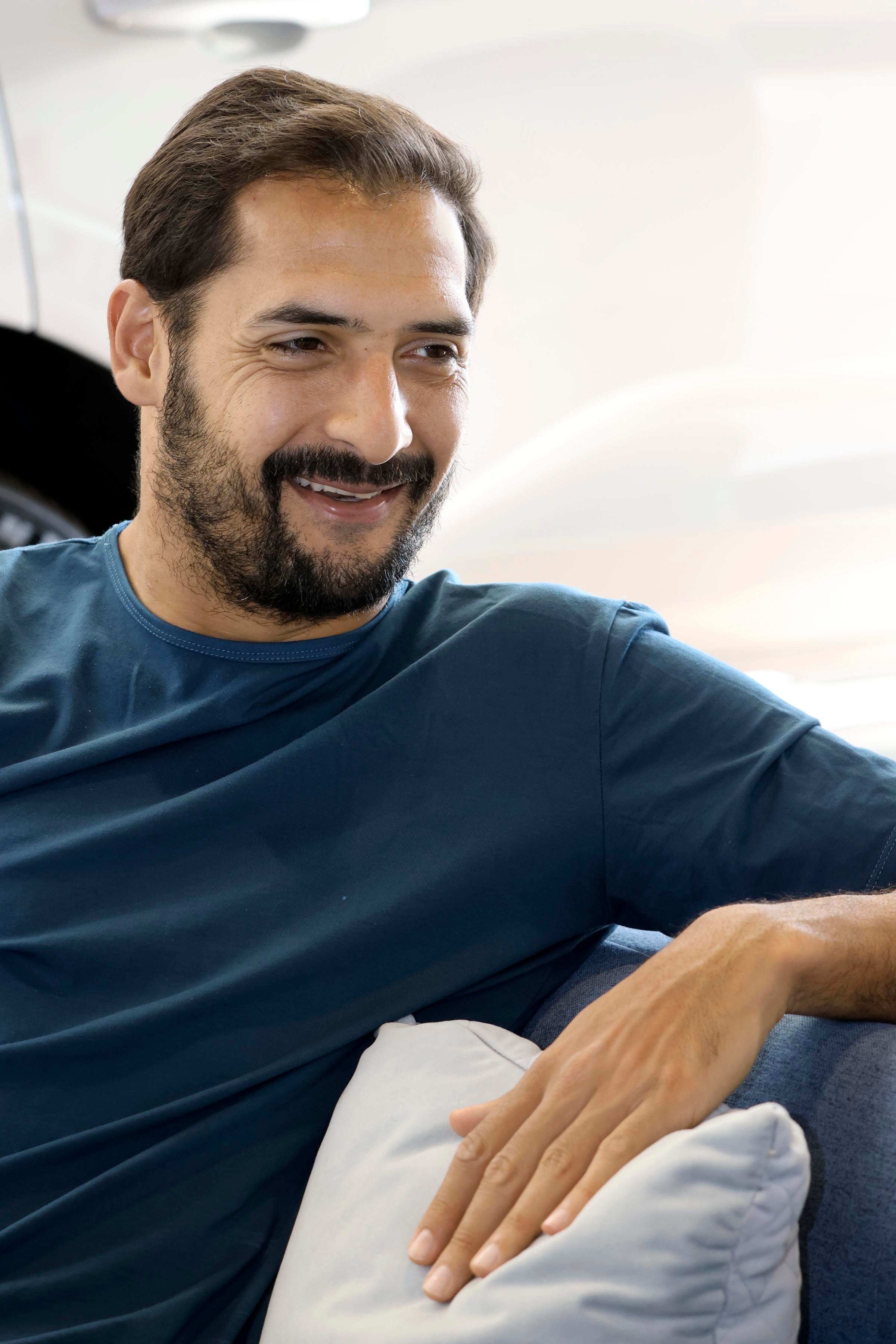 Celso Borges y su nuevo auto eléctrico de la marca Volvo