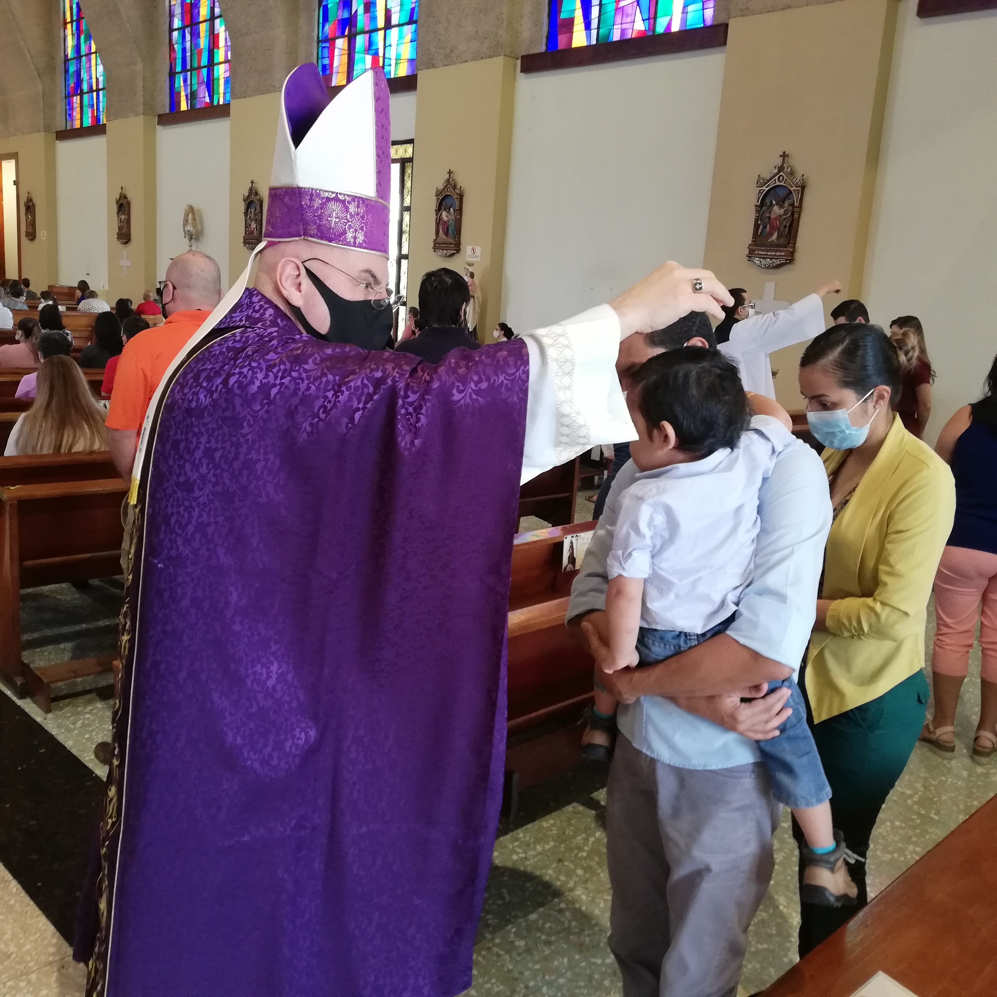 En la Catedral de Ciudad Quesada se vivió con mucha fe e higiene la misa del Miércoles de Ceniza del 2021 que presidió monseñor José Manuel Garita, obispo de la diócesis de Ciudad Quesada. En la foto el bebé José David Alfaro de dos años y 5 meses recibe la ceniza con sus papás, don Dawer Alfaro y Linette Loría.