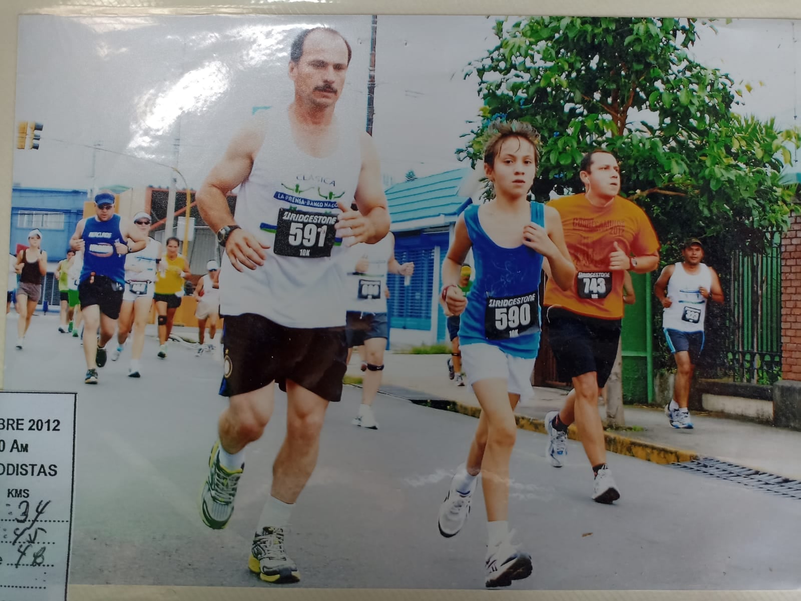 María Nellys Chaves Madrigal cruzó la meta de los 3.000 metros con obstáculos en los Juegos Deportivos Nacionales Limón 2026, no solo ganó una medalla de oro, con un tiempo de 10:48.94, la joven fondista de 22 años derribó un récord nacional que pertenecía a Gabriela Traña desde hace casi dos décadas.