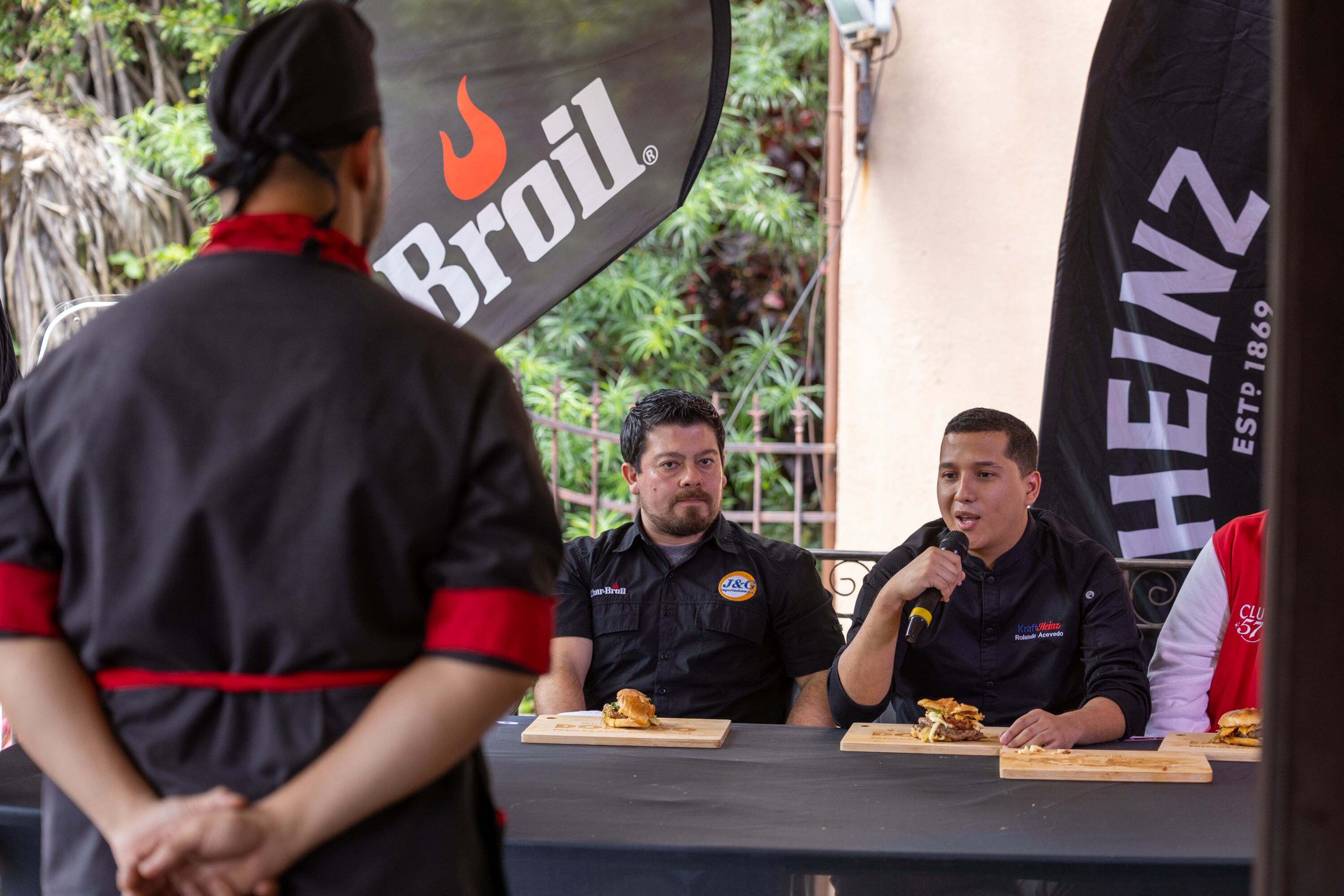 24/10/2024, San José, Santa Ana, programa Guerra de Hamburguesas, entrevista con el participante Jazbetd Mora de Quepos.