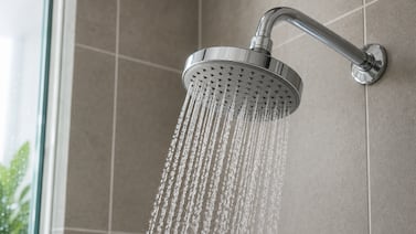 ¿La ducha perdió presión? Este truco con vinagre blanco podría ayudarle a solucionar el problema