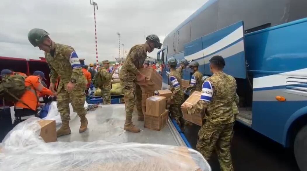 Ayuda humanitaria que mandó El Salvador tiene un problema por los soldados