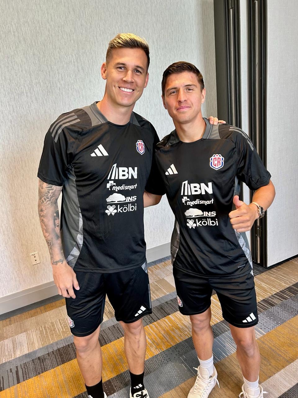 Este es el nuevo uniforme de entrenamiento de la Selección de Costa Rica, en la foto Juan Pablo Vargas y Anthony Contreras.