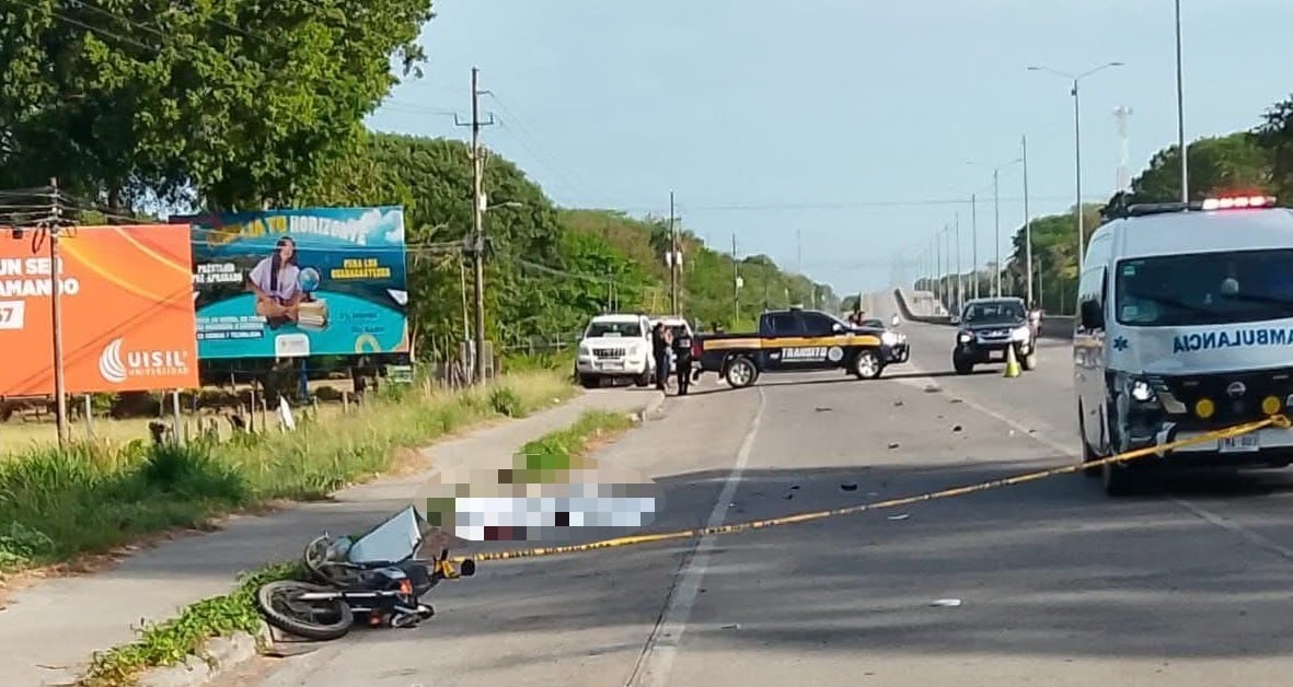 El motociclista de 61 años murió de inmediato debido al violento impacto. Foto Facebook.