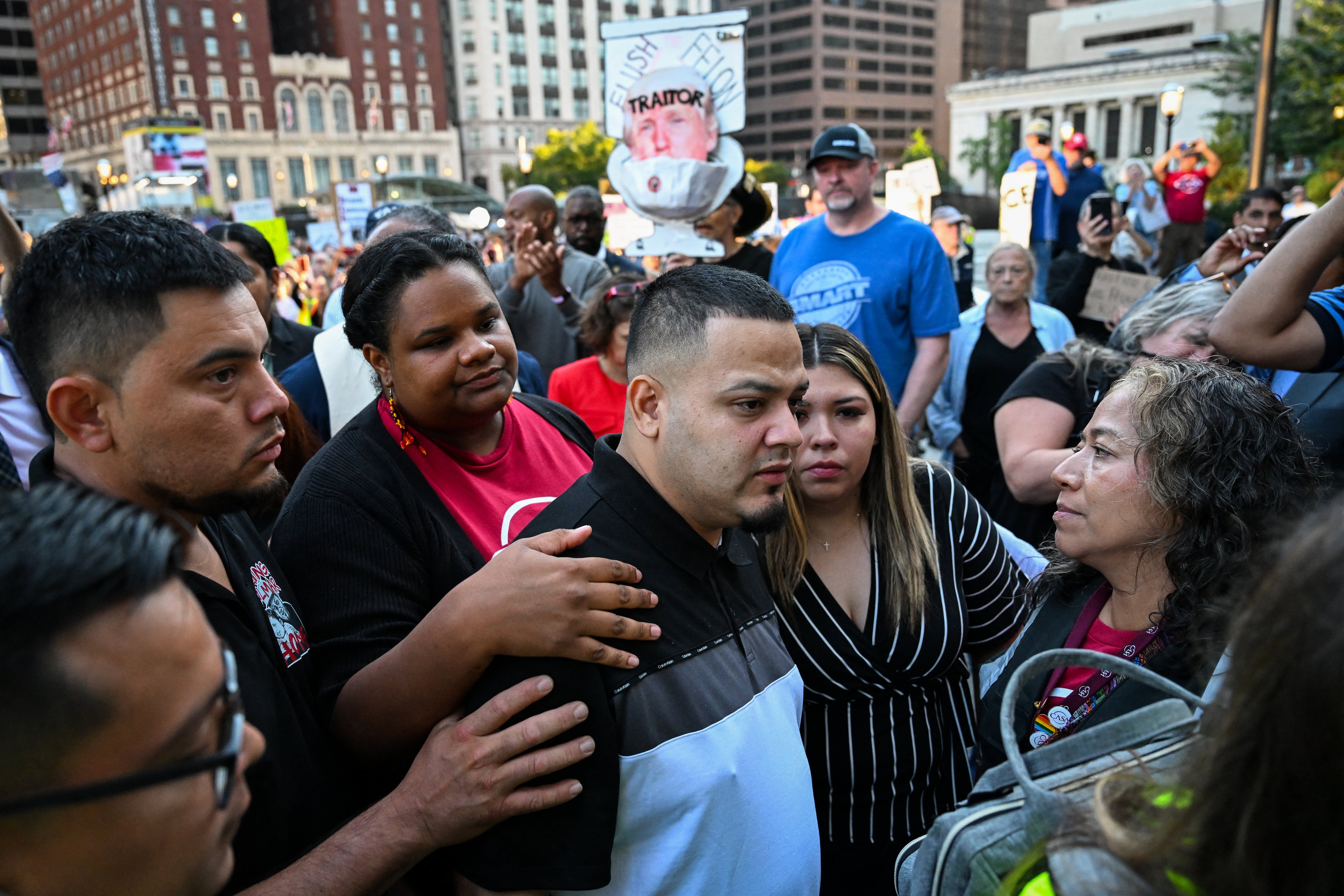 Kilmar Abrego García, migrante salvadoreño residente en Estados Unidos, este lunes con su esposa Jennifer Vásquez a su llegada a una oficina del Servicio de Inmigración y Control de Aduanas (ICE) en Baltimore poco antes de su arresto. Fotografía: