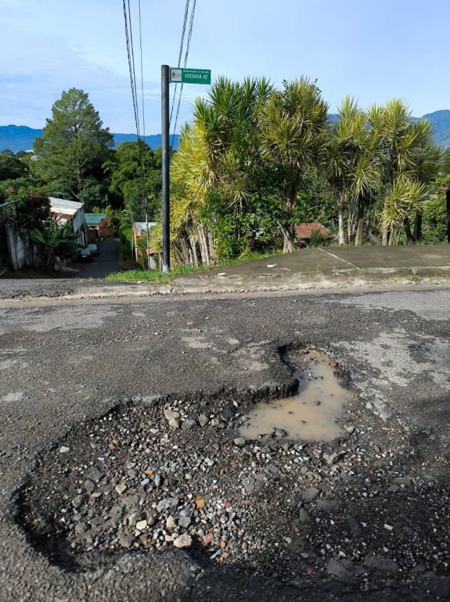 Vecinos de Zapote denuncian que el AyA hizo unos huecos en una de las calles del distrito y no la ha reparado. Cortesía.
