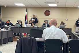 Hijos de imputados lloraron tras un breve encuentro con sus padres durante juicio por secuestro