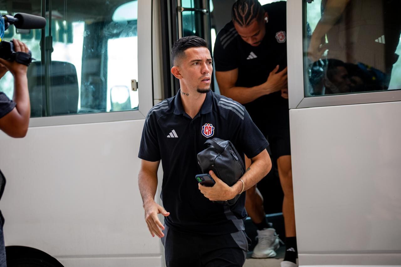 Jefferson Brenes es suplente en el partido entre Granada y la Selección de Costa Rica.