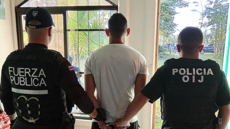 Dos supuestos amigos de apellidos Arana Quintana, de 28 años y Hernández Flores, de 31 años son sospechosos de meterse en casas, amenazar a las familias y llevarse todo lo que pueden, incluyendo algún vehículo que usaban para escapar y cargar lo robado. Foto: OIJ