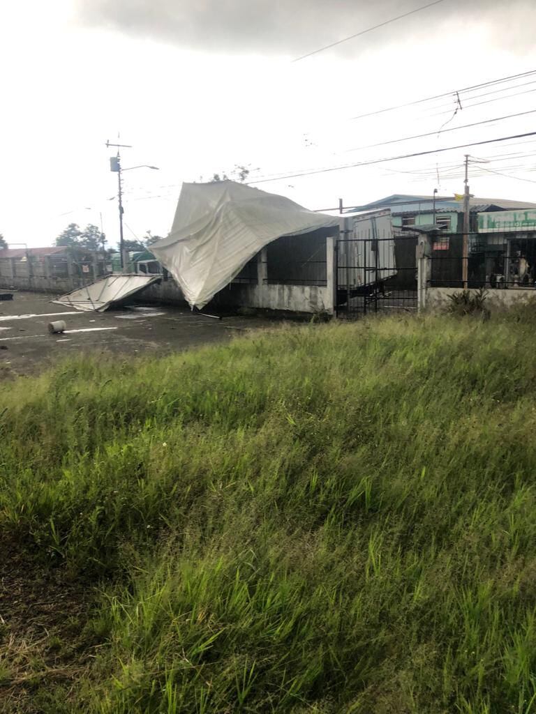 Torbellino causa estragos en Cartago. Foto cortesía.