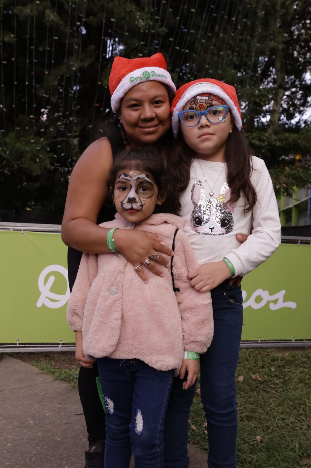 Viviana Castillo llegó con sus hijas a la iluminación del arbolito del Hospital de Niños.