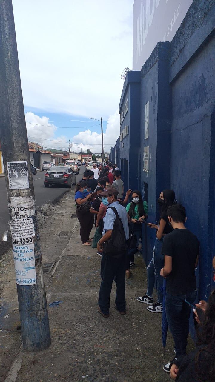 En el estadio Fello Meza de Cartago, desde el sábado 23 de octubre se vacunan menores entre los 12 y 17 años