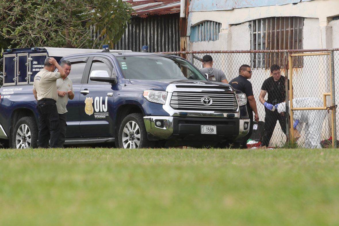 A las 10:30 a. m. los agentes judiciales seguían en el sitio del doble homicidio en Pavas. En promedio cada 15 días asesinan a una persona en ese distrito josefino. Foto: John Durán.