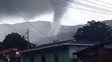 Vecinos de Santa Ana alarmados por torbellino atípico en pleno diciembre