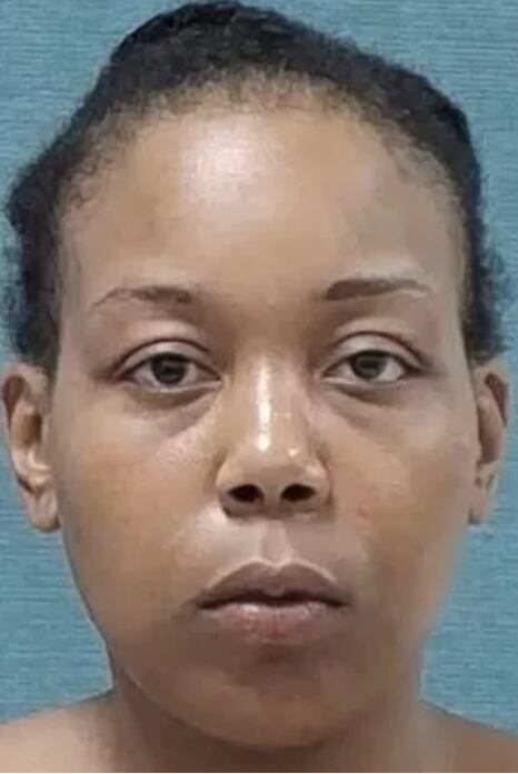 Mujer de 27 años, aparentemente mató a su gato y se lo comió frente a sus vecinos