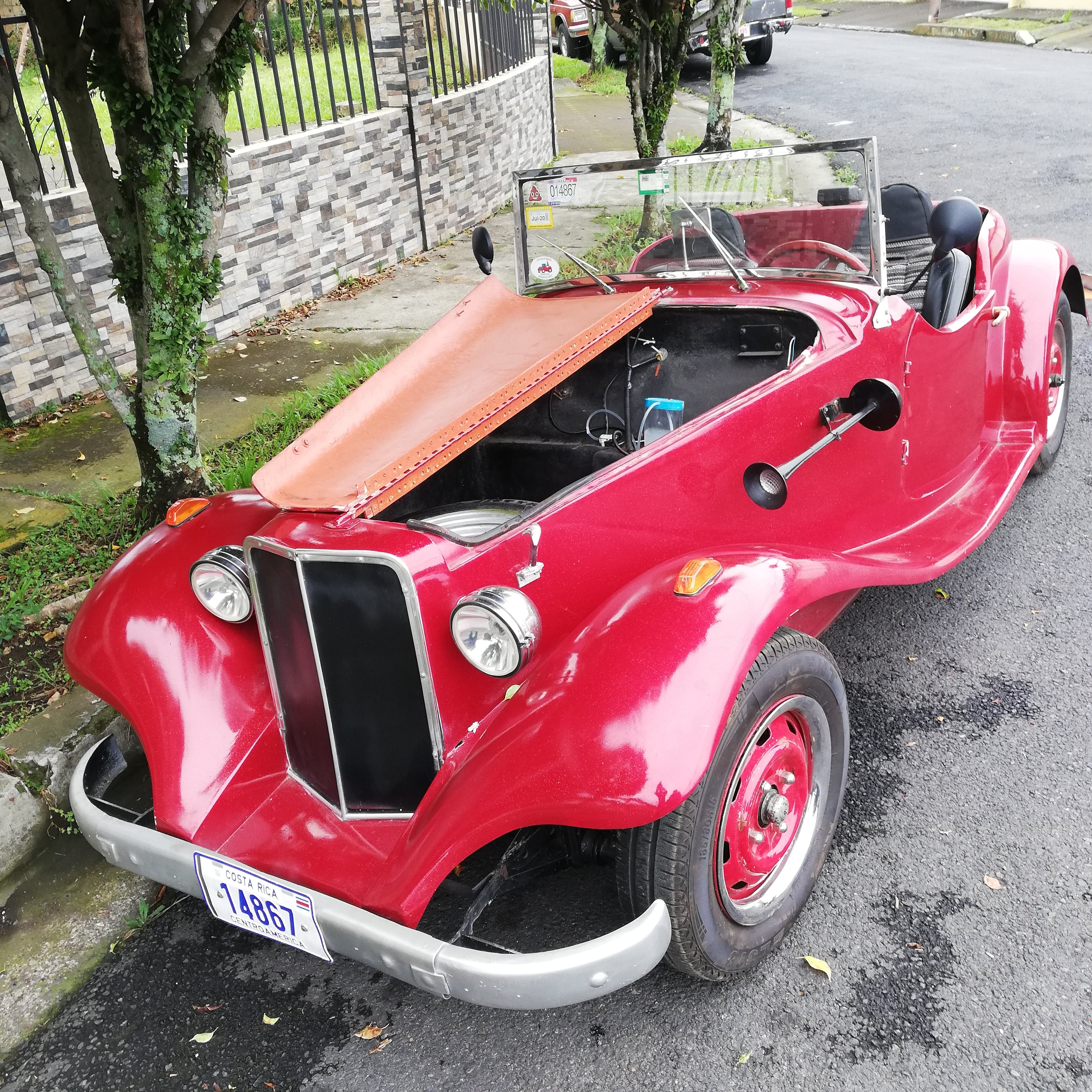 Óscar Gómez y su hija Silvia Gómez, son amantes de los autos, sobre todo de los clásicos y son una rareza, más se enamoran, por eso lucen con mucho orgullo un carro que realmente es muy particular: mitad Volkswagen alemán y mitad MG Roadster de Inglaterra, ensamblado en Portugal, es un Camat.