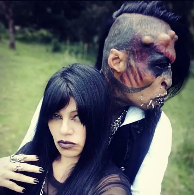 Hombre se parece al diablo