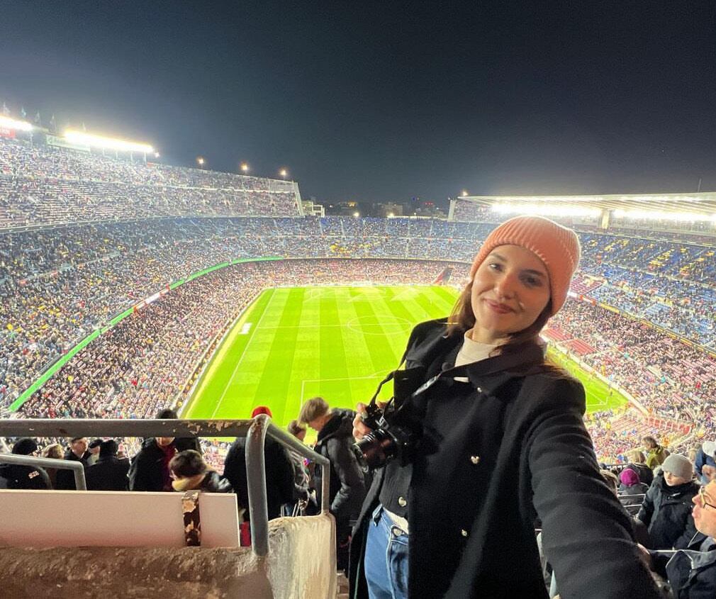 Brenda Alfaro es periodista y logró tener su propio programa llamado Ticos por el mundo. Además le encanta dar noticias internacionales.