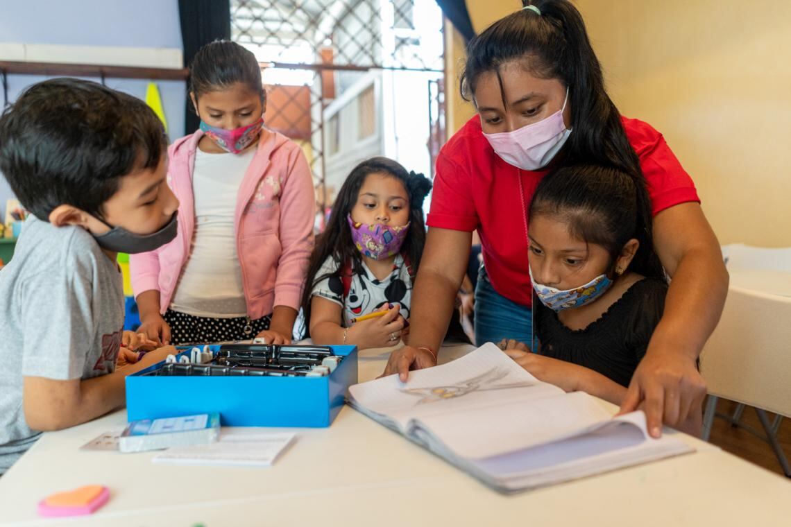 Para que no haya más familias migrantes durmiendo en la calle mientras deciden si se quedan en el país o pasan a otro y con el fin de darles herramientas para la protección y el desarrollo integral a los niños, adolescentes y sus familias, en estado de vulnerabilidad, Costa Rica abrió los dos primeros Espacios Seguros temporales en la Gran Área Metropolitana