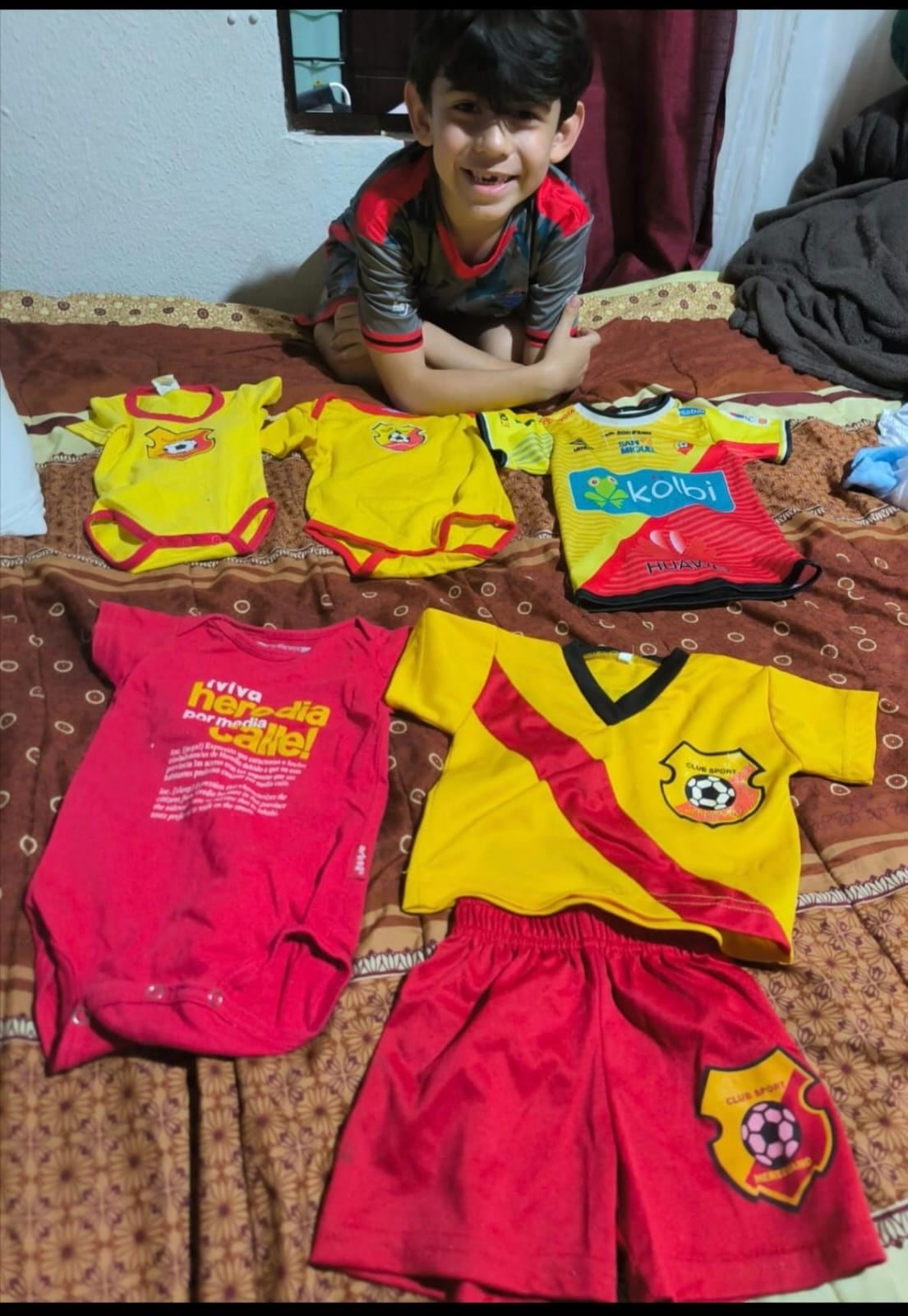 La familia va al estadio cada vez que juega Herediano.
