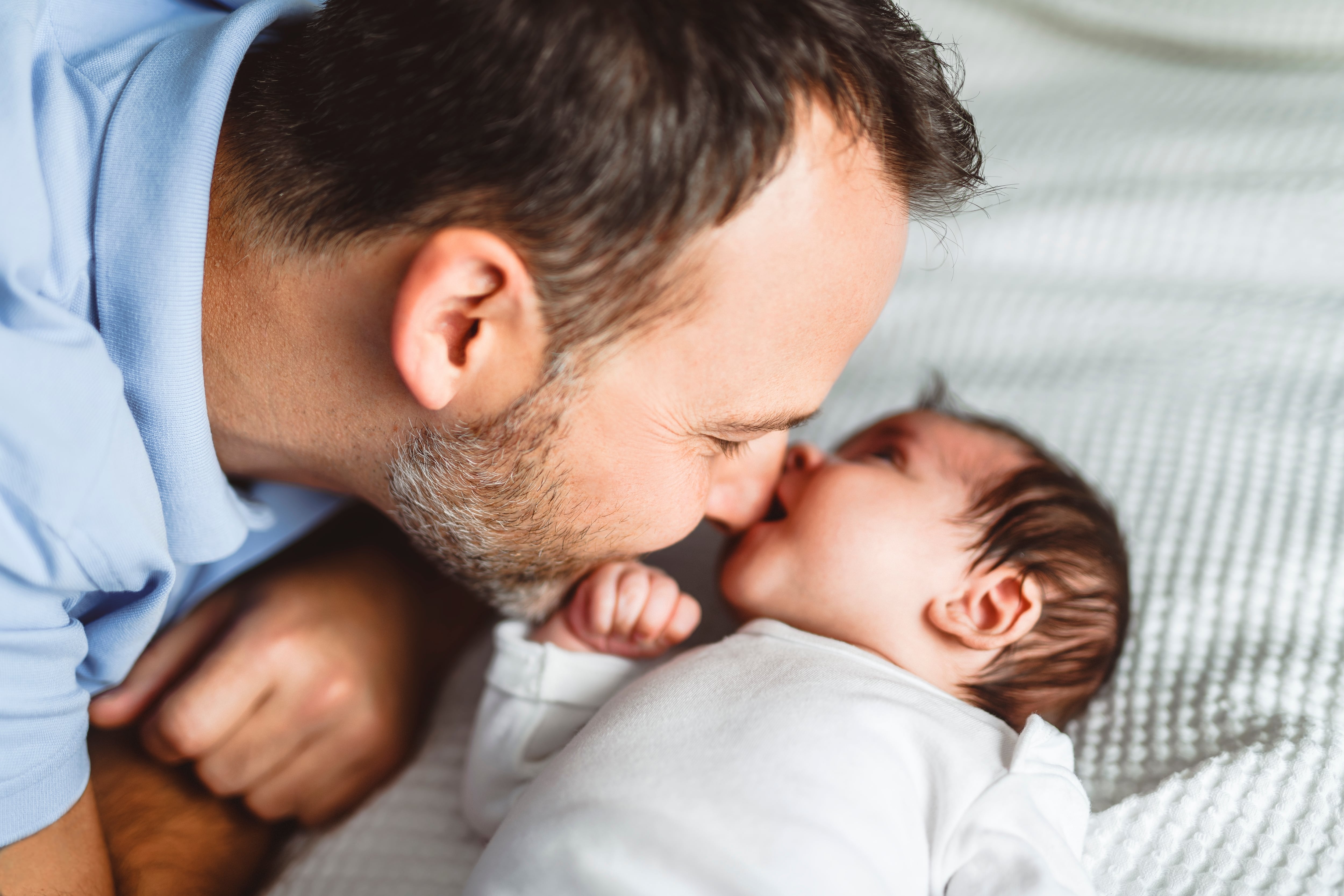 Papá involucrado en cuido de su bebé, cuidadores, padres y crianza de hijos