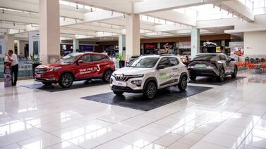 Papá puede celebrar su día observando lo último en carros eléctricos