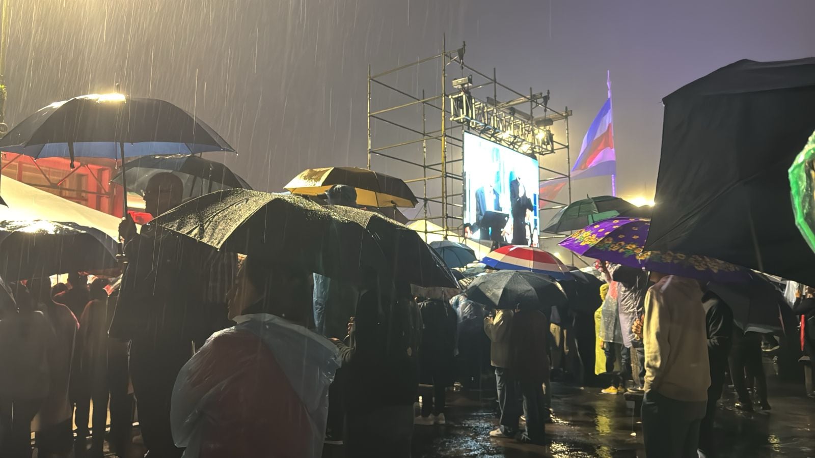 Se calienta el ambiente en la Plaza Mayor de Cartago el 14 de setiembre entre los que apoyan y no al presidente Rodrigo Chaves