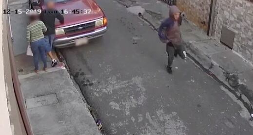 De acuerdo con el informe preliminar, los hechos se dieron a eso de las 4:48 p.m., del domingo 15 de diciembre del presente año, cuando tal y como se muestra en el vídeo los sospechosos ingresaron caminando a una calle ubicada en la mencionada localidad, por donde transitaban en motocicleta los ahora fallecidos, quienes fueron identificados como, uno de ellos de apellido Murillo de 30 años de edad, y otro de apellido González de 26 años, a quienes en apariencia les dispararon en varias ocasiones y luego se dieron a la fuga corriendo como se aprecia en el vídeo.