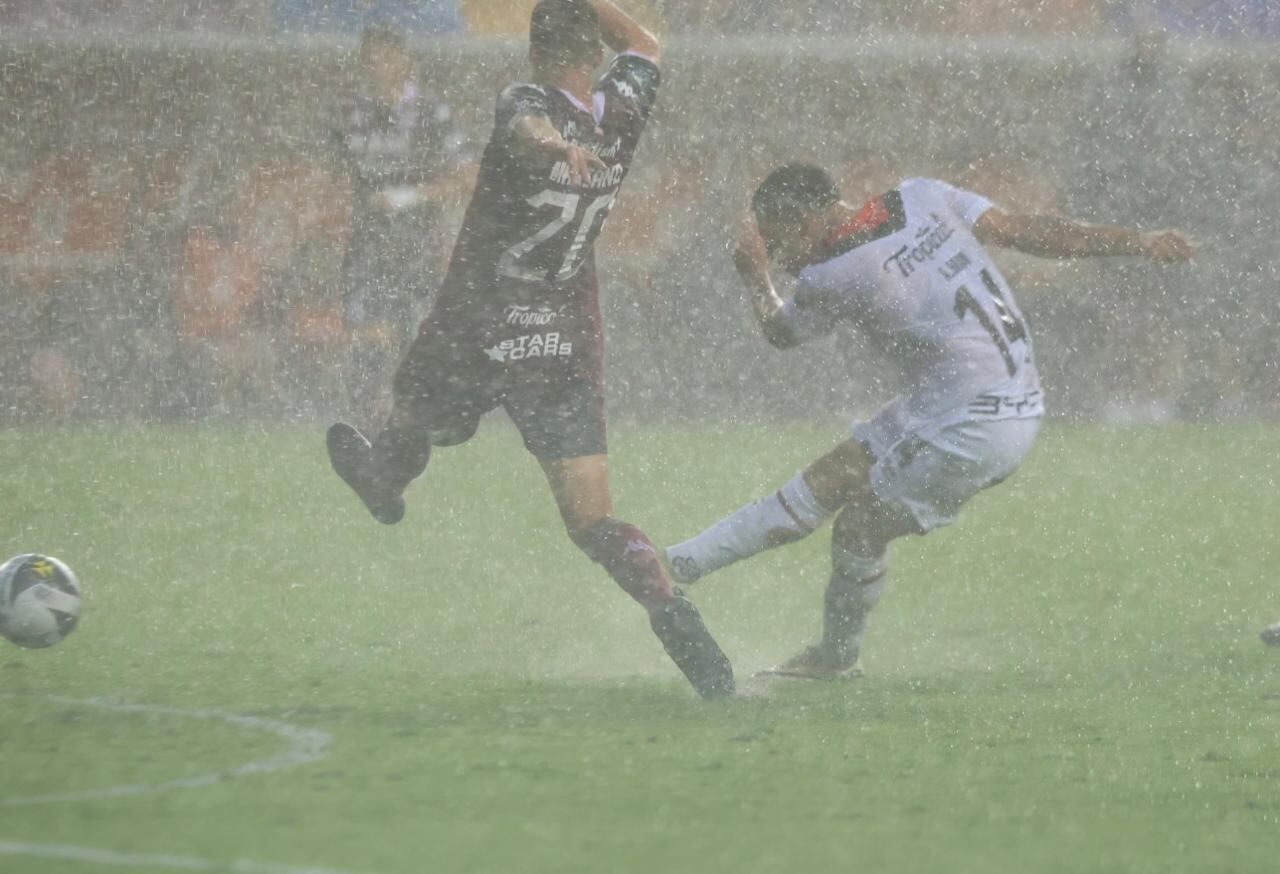 Las lluvias provocaron que se suspendiera el juego entre Saprissa y Alajuelense. Rafael Pacheco.