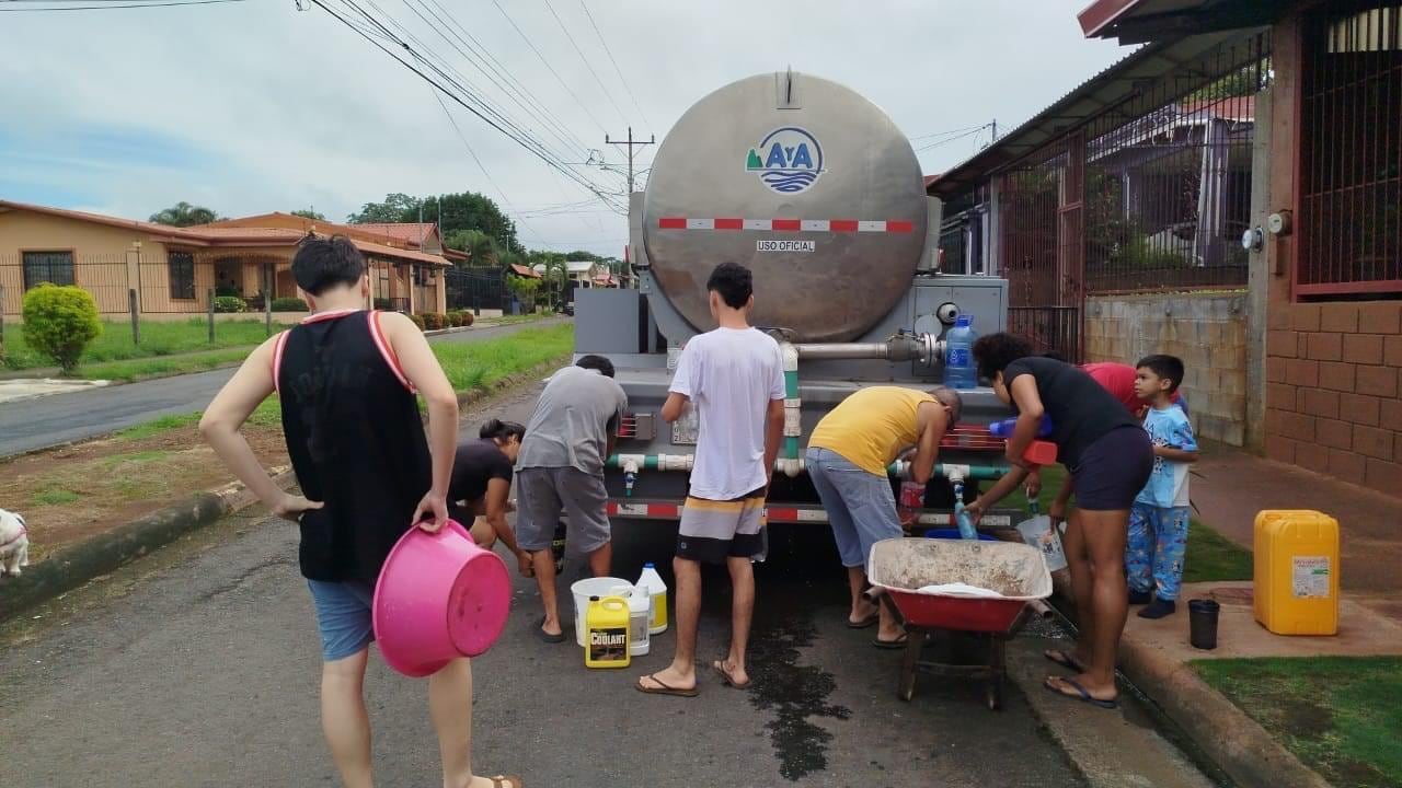 Ante la posible contaminación del agua, vecinos de Puntarenas  y  Esparza son abastecidos con cisternas. Foto: Juan Diego Villarreal.
