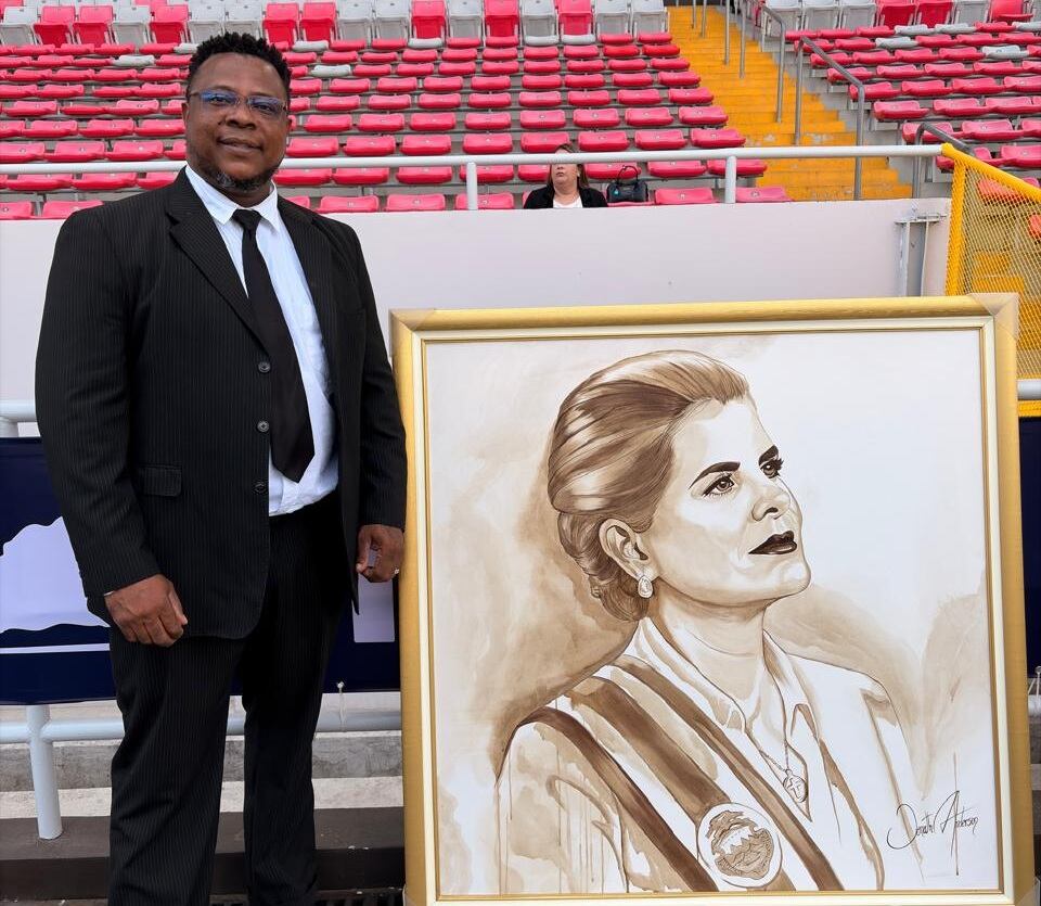 Jonathan García dibuja desde los 7 años y hace apenas un mes dejó su trabajo fijo para vivir de los retratos que pinta con tinta hecha a base de café