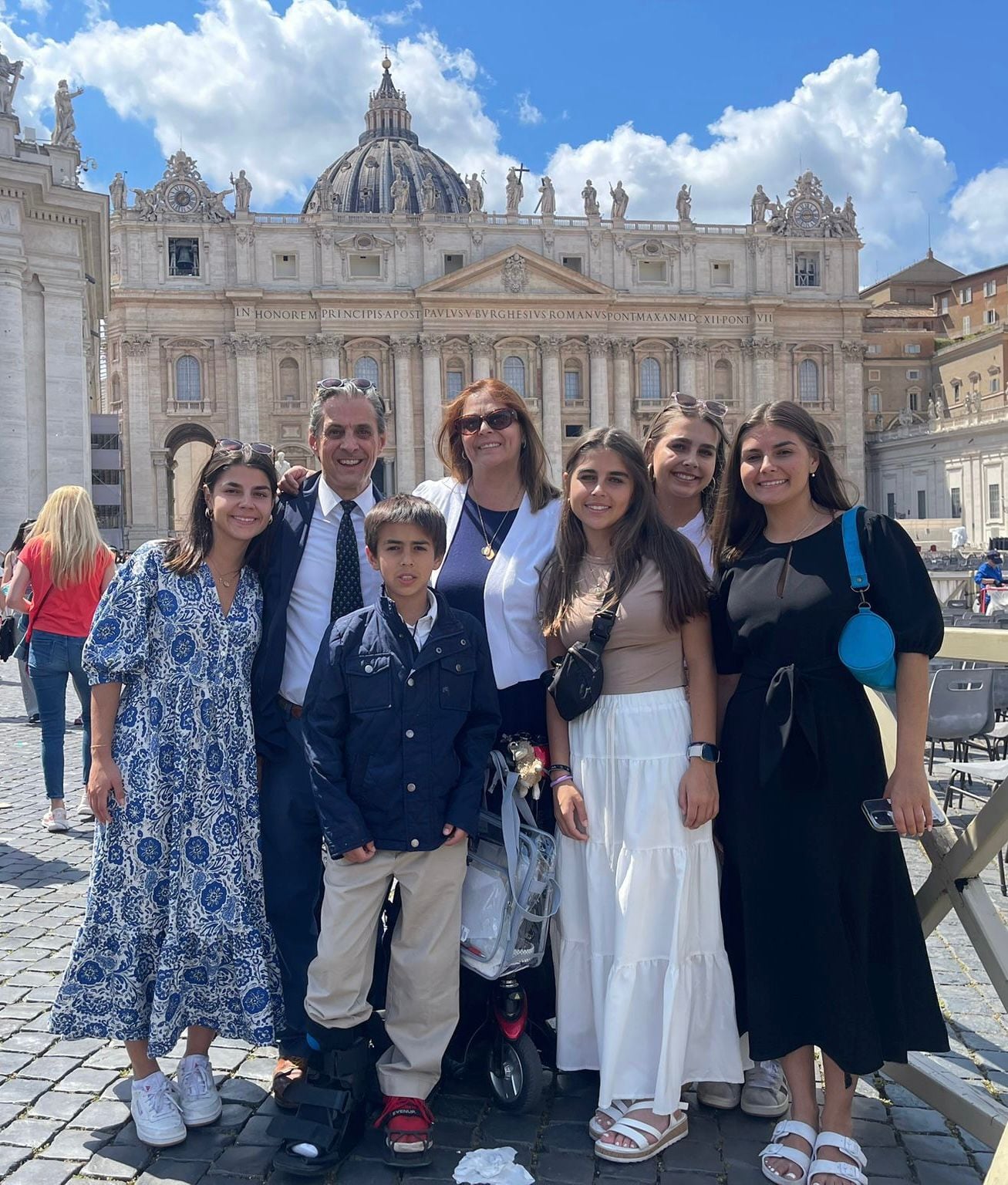 Paula Umaña Hidalgo, quien nació en el barrio La Margarita de Guadalupe, estuvo presente en la Plaza de San Pedro y vivió una experiencia histórica e inolvidable con el papa León quien iba caminando, se detuvo, le agarró la mano por 20 segundos seguidos y después le puso la mano en la cabeza para bendecirla