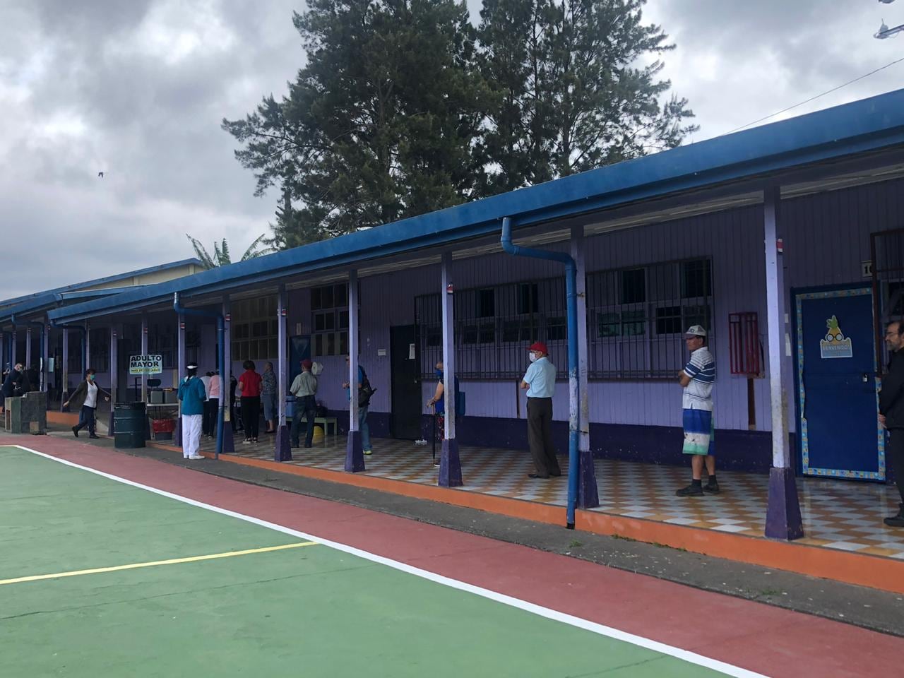 Arranca campaña de vacunación contra la influenza con la mente puesta en el coronavirus. Lavado de manos y estricto distanciamiento se respetó al máximo en clínica Moreno Cañas de barrio Cuba.