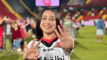 Irina Bermúdez: la pasión por Alajuelense que se transformó en su estilo de vida y fuente de ingresos