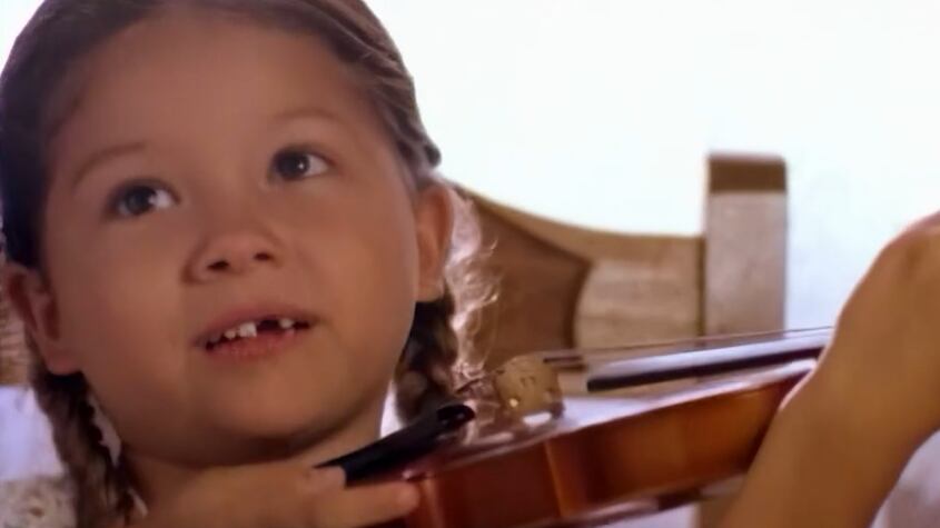 Audrey Ramírez, la niña que tocó el violín en el emblemático anuncio “Siempre con usted”, de Teletica, recibió este martes dos regalos en canal 7 que la hicieron muy feliz.