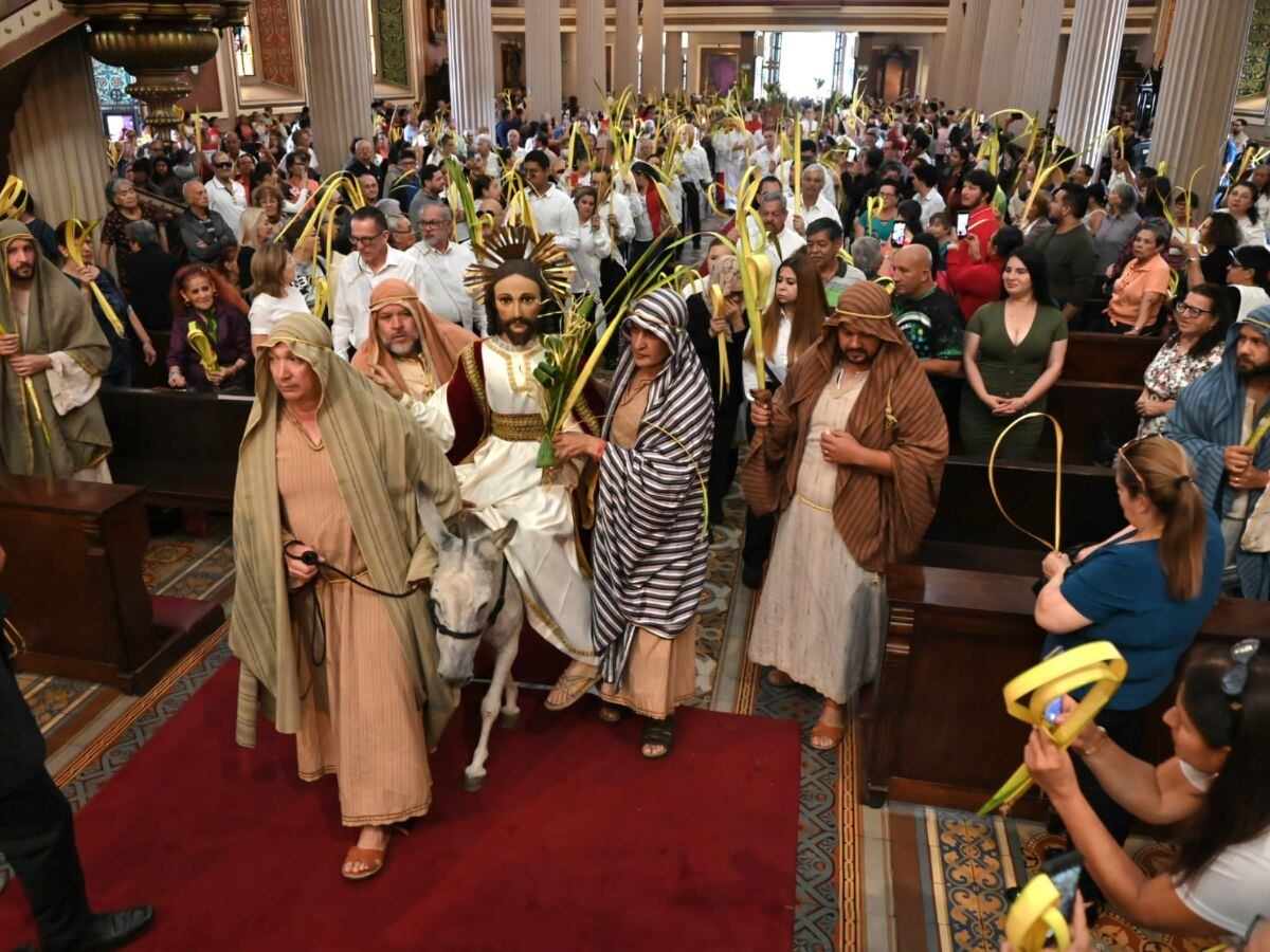 Decenas de personas se reunieron para conmemorar la entrada de Jesús a Jerusalén.